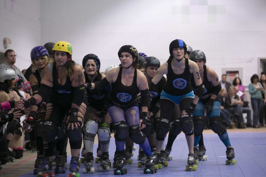 Sonoma+County+Roller+Derby+skates+as+a+massive+wall+around+the+track+in+a+display+of+camaraderie+and+exhibition+of+strength+while+individual+skaters+are+introduced+over+the+P.A.+Saturday+night+at+the+Santa+Rosa+Veteran%E2%80%99s+Building.
