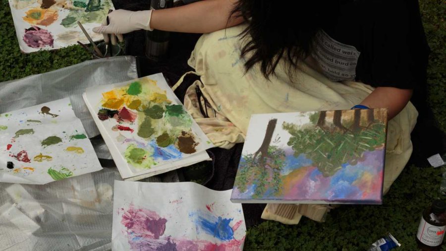  Deborah Kirklin's Art 14 beginning painting student Y Pham, 19 working en plein air this fall on the SRJC campus. (Jeanine Flaton-Buckley/Oak Leaf)