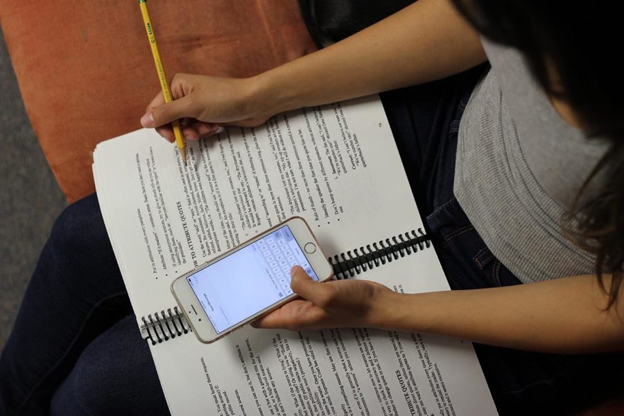 Smartphones+easily+distract+students+from+studying+and+other+academic+duties.++