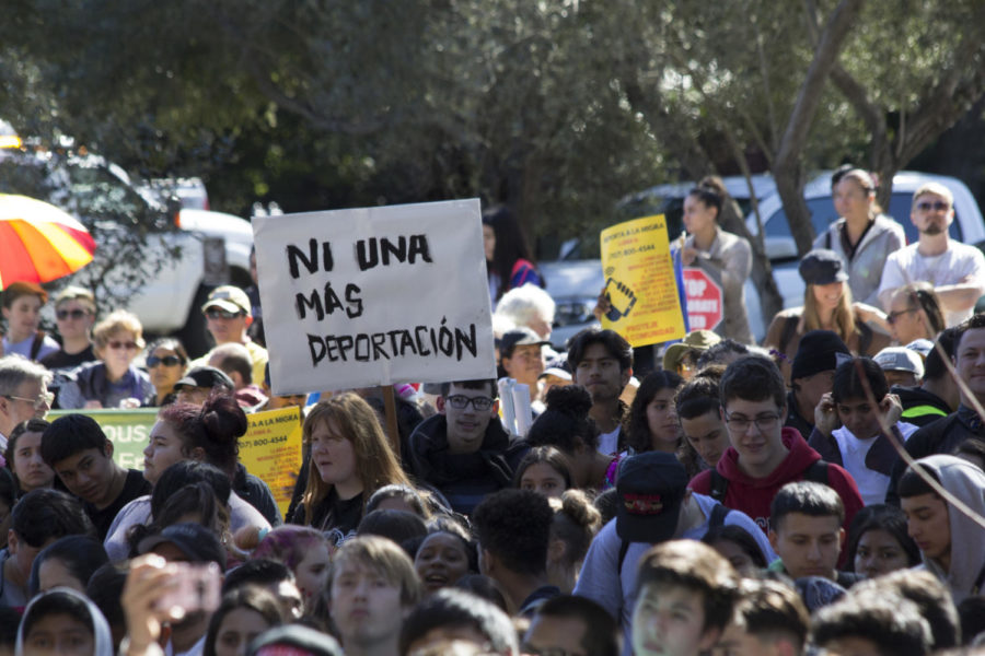 Los+estudiantes%2C+el+personal+y+los+miembros+de+la+facultad+de+SRJC+se+unieron+a+la+comunidad+en+apoyo+de+la+reforma+migratoria.