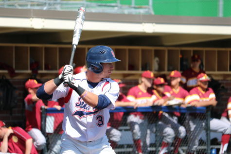 Men’s baseball begins playoff push