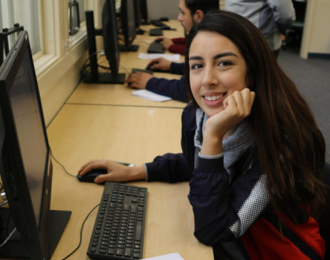 
Cristal Lopez, de 21 años, usa el tiempo de laboratorio que proporciona Connections para completar la tarea.