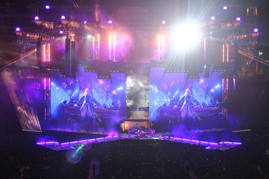 Taylor Swift performs her 2014 single "Bad Blood" to an audience of 6,000 on May 11 at Levi's Stadium.
