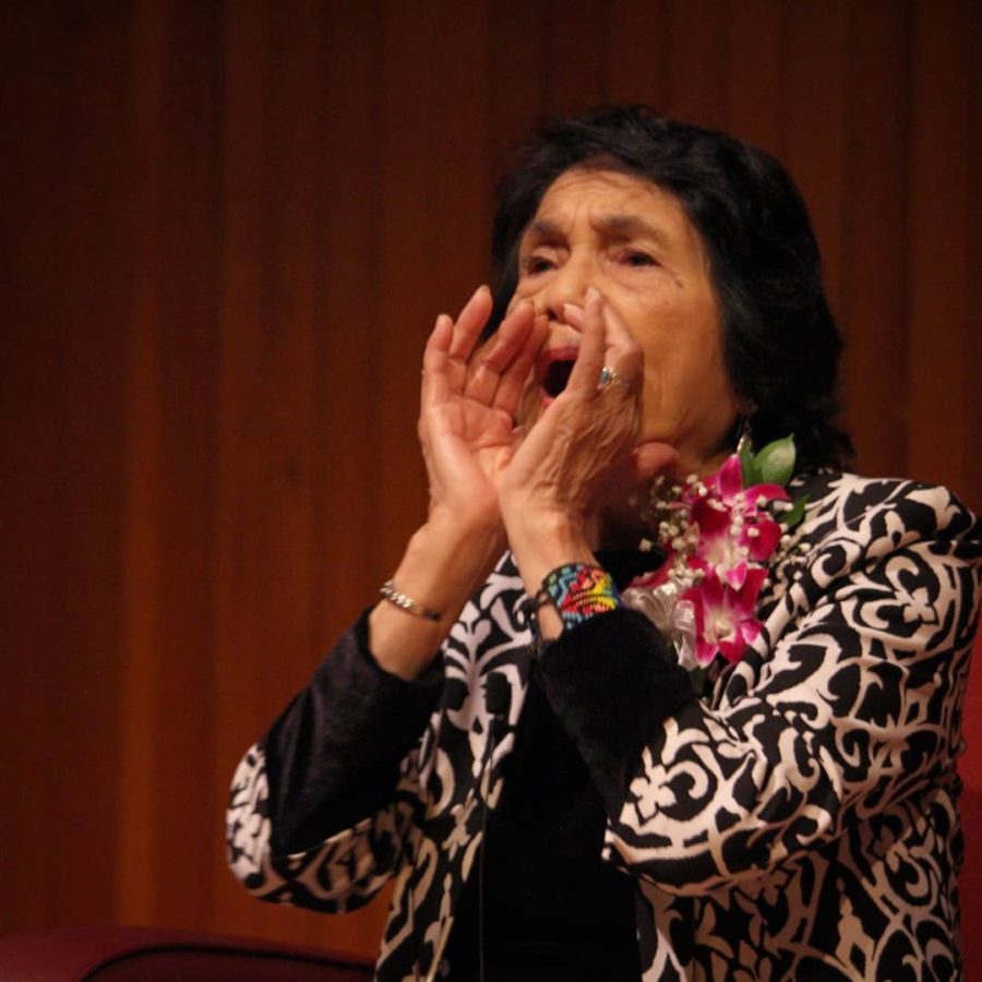 Dolores Huerta calls the audience to chant her famous expression: 