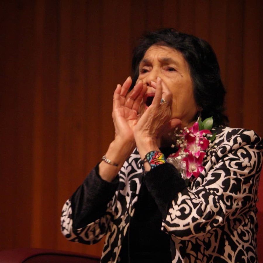 Dolores Huerta calls the audience to chant her famous expression: "Si, se puede!"--"Yes, we can!" 