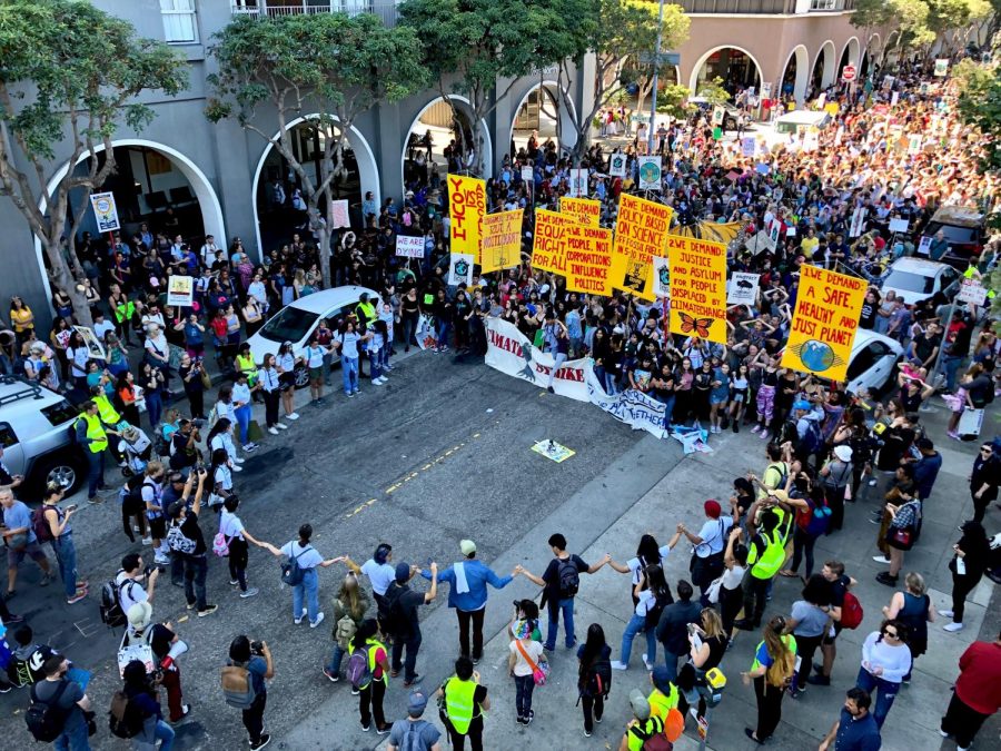 Thousands of strikers pause to partake in a national moment of silence, then join together for a song of climate action. 