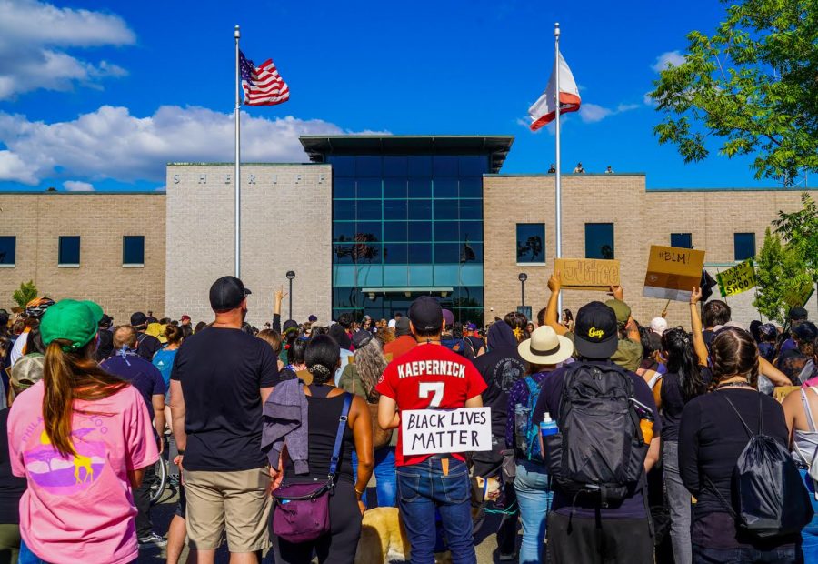 Students%2C+faculty+and+citizens+gather+outside+the+Sonoma+County+Sheriff%E2%80%99s+Office+June+6%2C+just+a+week+after+the+killing+of+George+Floyd.