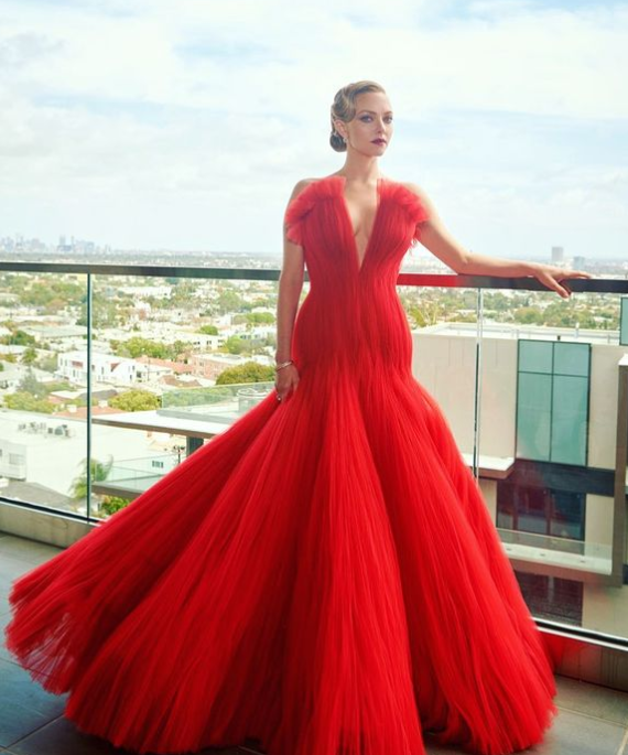 Amanda+Seyfried+wearing+a+tight+fitting+red+tulle+gown+with+a+long+flowing+mermaid+style+skirt.