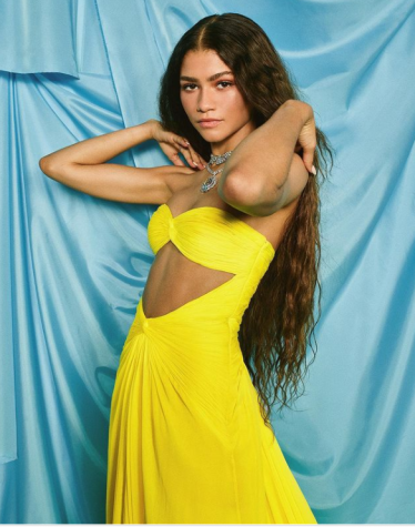 A photo of the actress Zendaya wearing a yellow dress with a cut out that shows her abs.