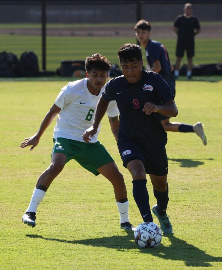 Bear Cubs forward Victor Vargas beats Cañada College midfielder Edson Bustos Rosas to the ball.