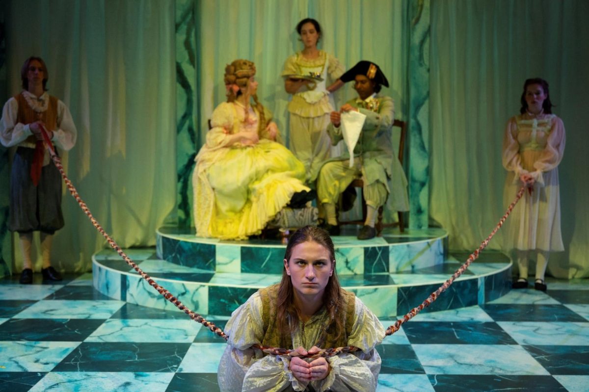 Everything, even the simple and static set of "Orlando" goes through some kind of transformation thanks to the lighting, props and the coordination of the actors. 
